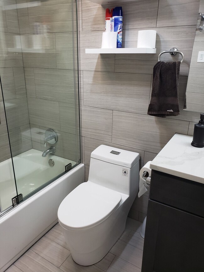 Baño recién reformado - 2201 L St NW