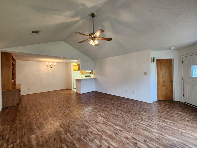 Building Photo - 2 Weeks Free Rent /Great Location off the ...