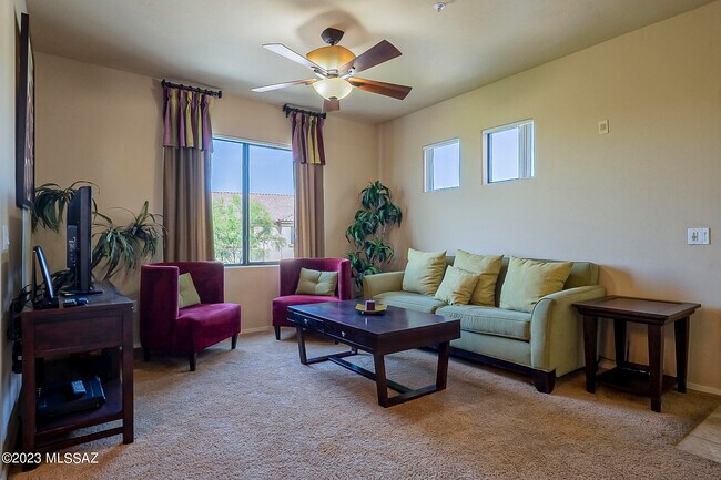 Foto del edificio - 2550 E River Rd