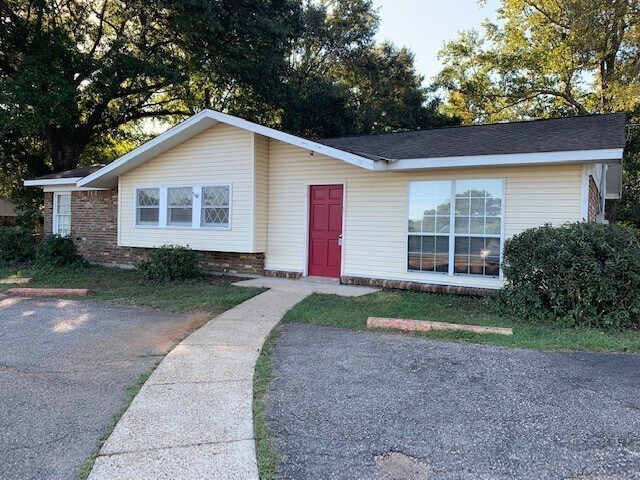 Building Photo - Large Yard 3/1 HCVP OK