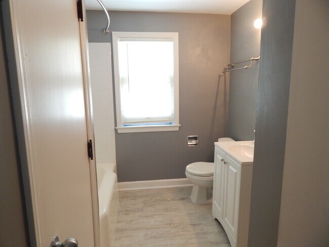 Bathroom - 3927 N 60th St