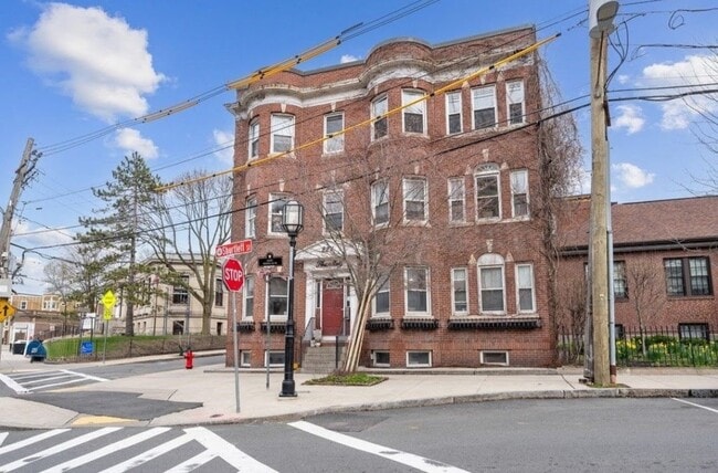 Building Photo - 221 Shurtleff St