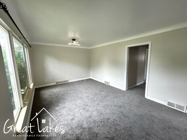 Foto del edificio - Stunning 3 Bedroom 1.5 Bathroom now availa...