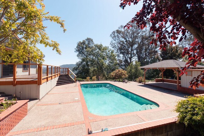 Building Photo - 3.5 Acre View Property Just a Few Minutes ...