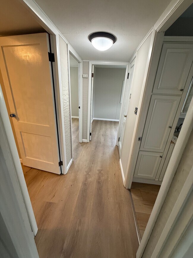 Pasillo - 946 W 35th St