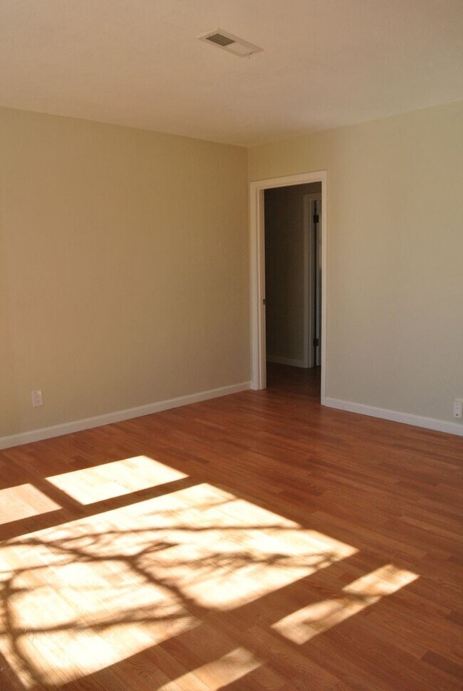 Foto del edificio - **COMING SOON** Adorable 2 Bedroom, 1 Bath...