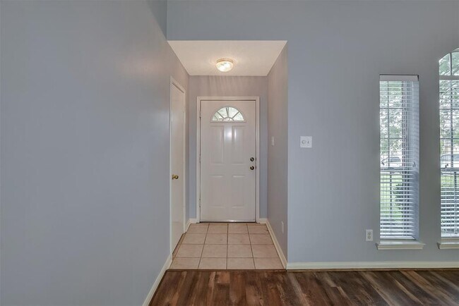 Building Photo - 855 Lake View Dr