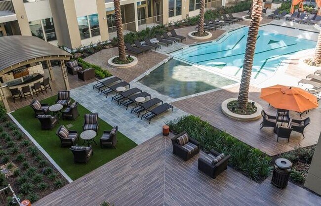 Foto del edificio - 70 E Briar Hollow Ln