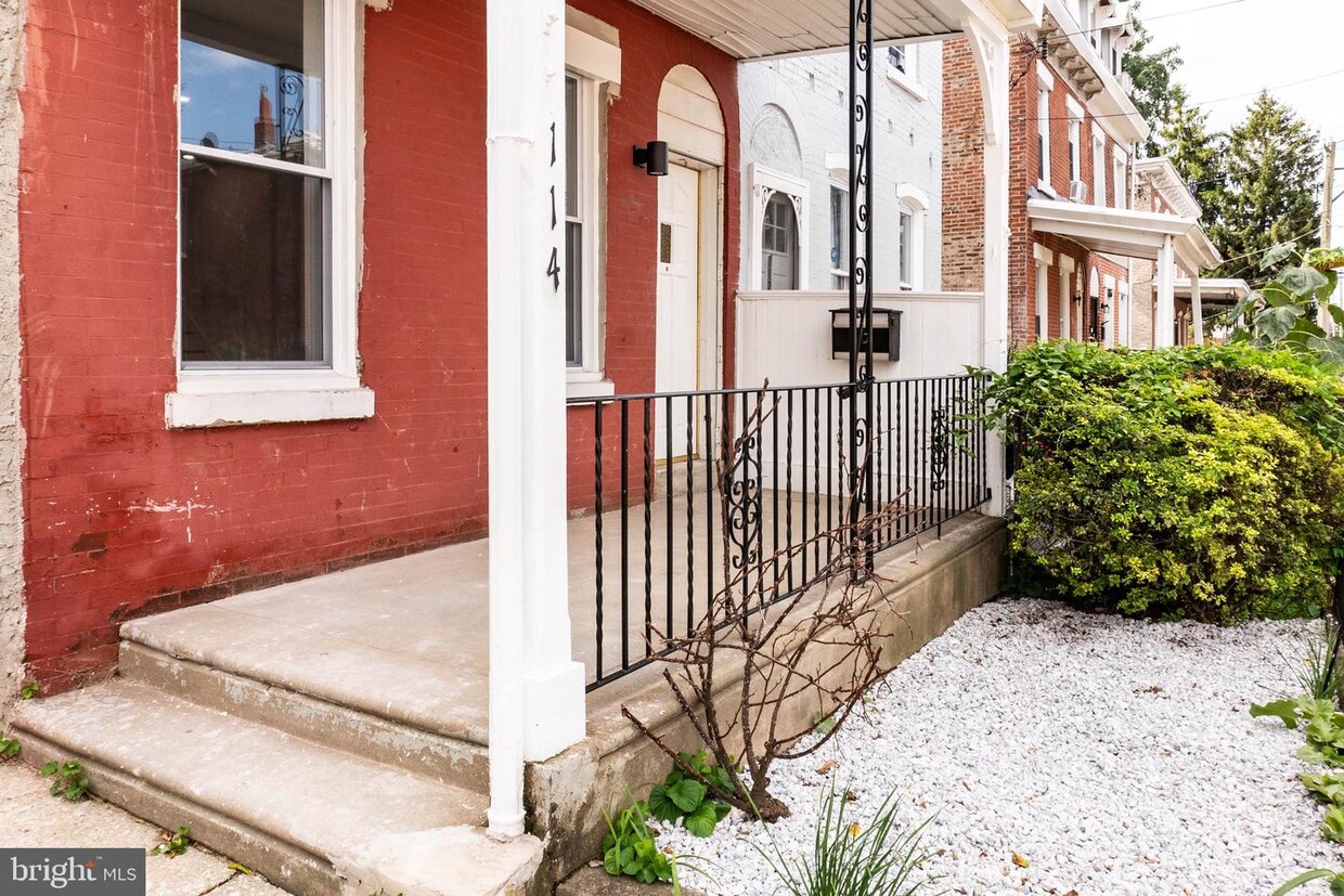 Primary Photo - 114 E Pastorius St