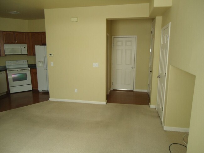 Foto del edificio - 2 bedroom, 2.5 bath and a loft in a quiet neighborhood