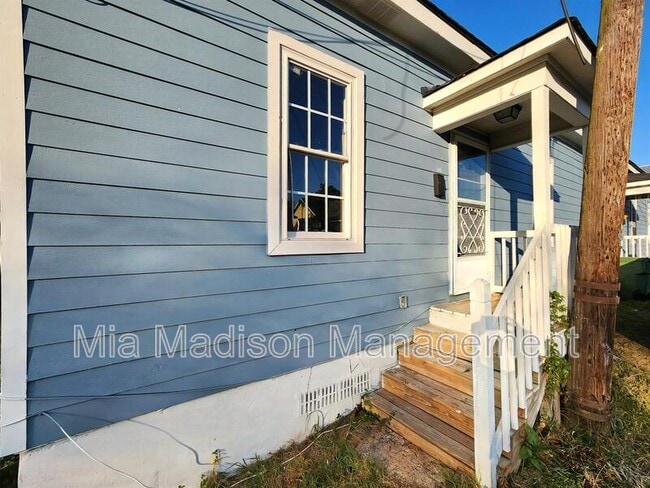 Building Photo - 620 W Anderson Ln