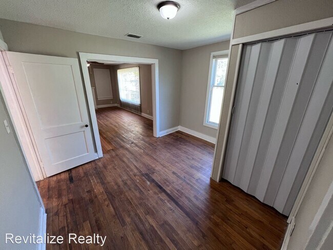 Foto del edificio - 3 br, 1 bath House - 2015 N McVay Dr