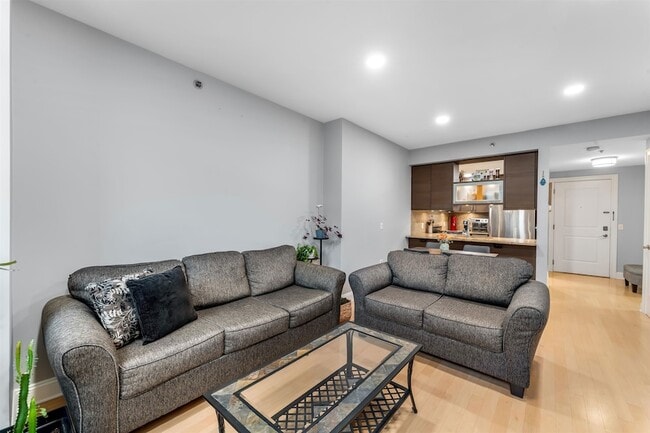 Building Photo - 10 Regent St