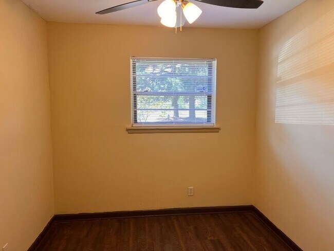 Foto del edificio - 216 Meadow Park Dr