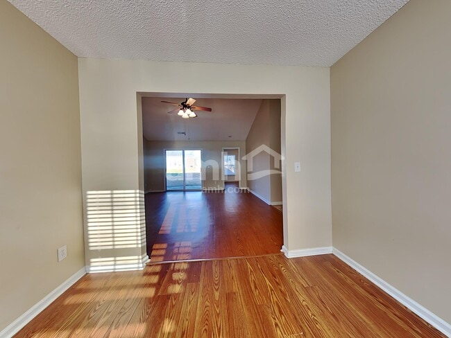 Foto del edificio - 5018 Thornton Dr