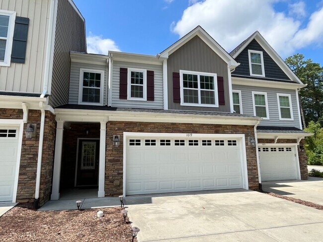 Building Photo - Exceptional 4BD, 2.5BA Cary Townhome with ...