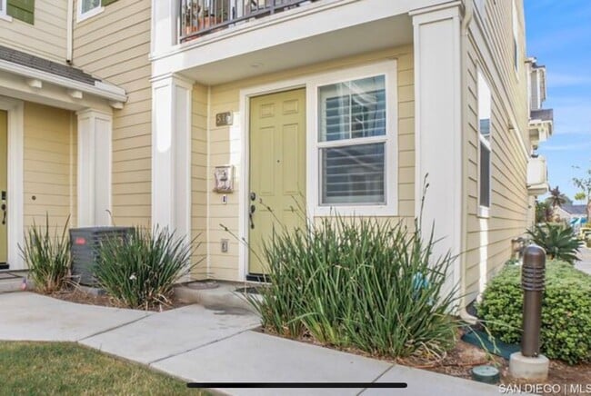 Building Photo - Beautifully updated 3-story townhome near ...