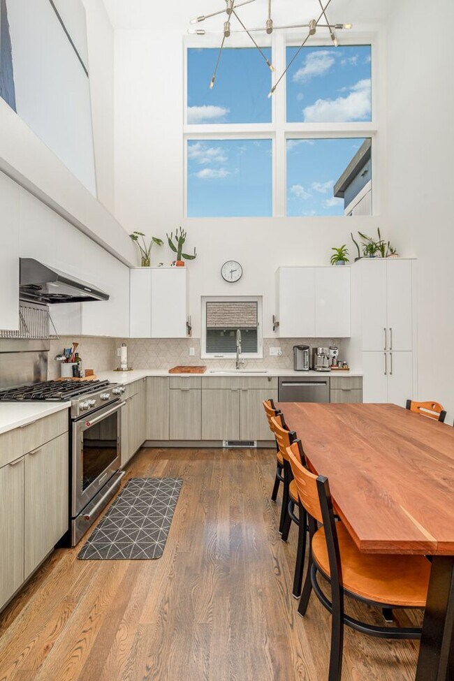 Foto del edificio - Modern Ballard Townhome | 2 Bed + 2.5 | 1,343 Sq Ft | 1-Car Garage