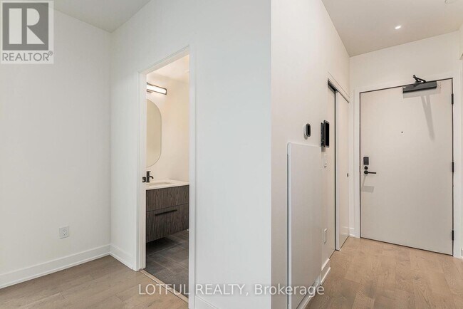 Building Photo - 560-1560 Rideau St