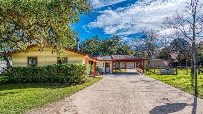 Primary Photo - 810 Redcloud Dr