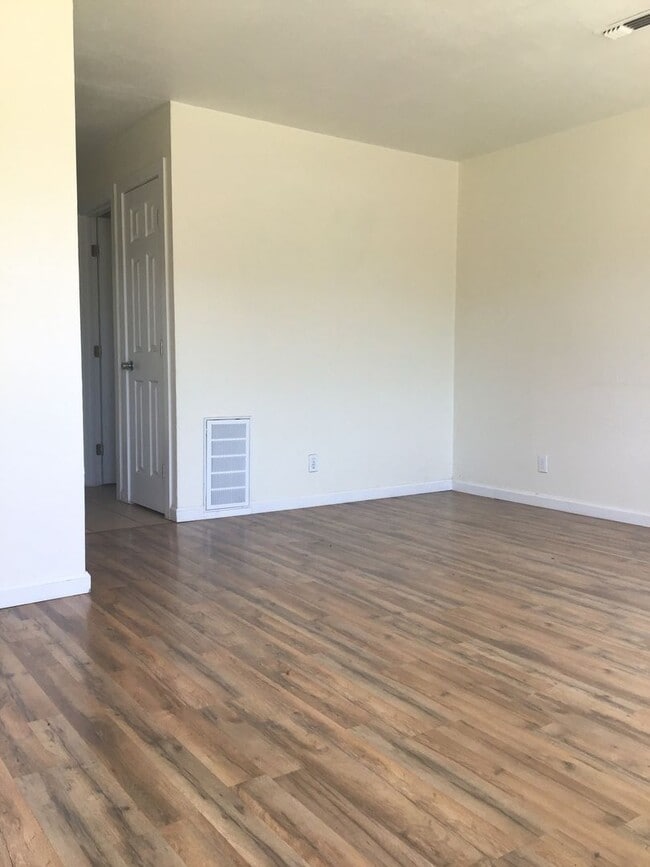 Foto del edificio - Townhouse Available