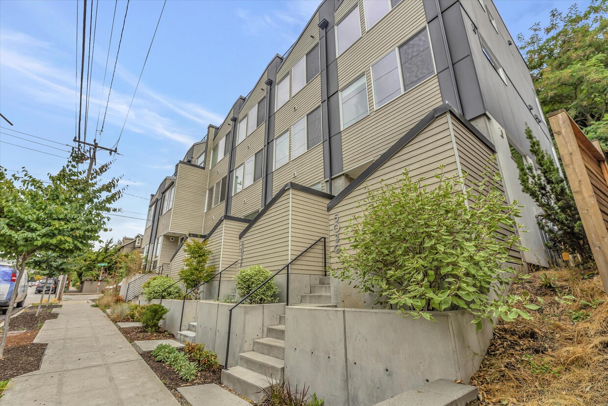 Primary Photo - 503 NE 72nd St