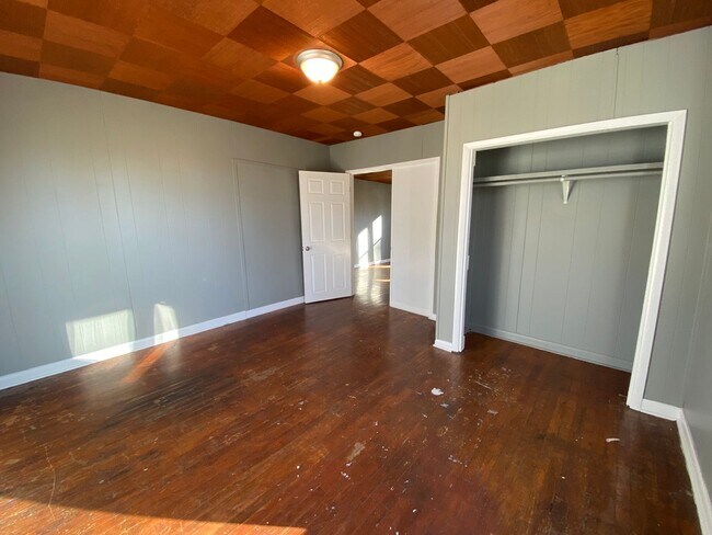 Building Photo - 1203 W State St