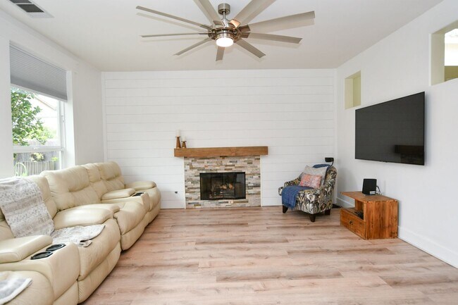 Building Photo - 3BED/2.5BATH Two-Story Home in Camarillo (...
