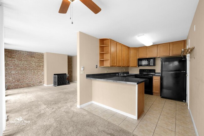 Foto del edificio - One Bed One Bath Four Lakes