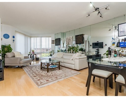 Foto del edificio - 75-83-83 Cambridge Pkwy