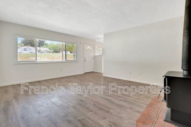 Building Photo - 525 Smilax Rd