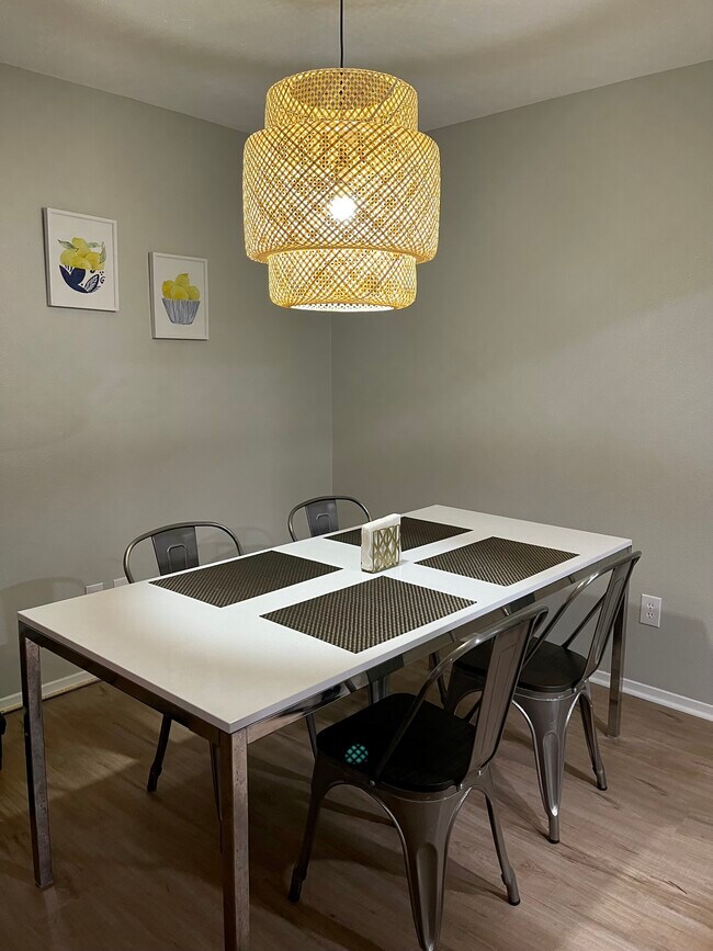 Foto del edificio - 2501 Longmire Dr