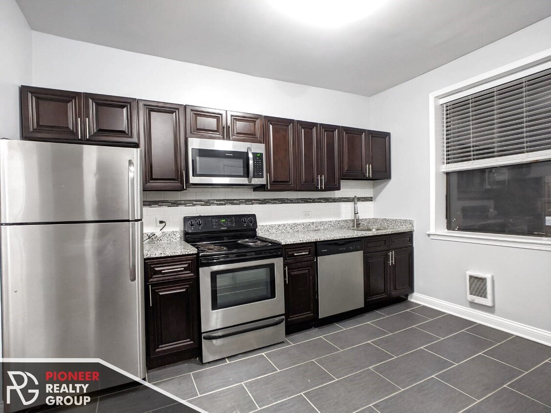 Primary Photo - 3635 W Dickens Ave