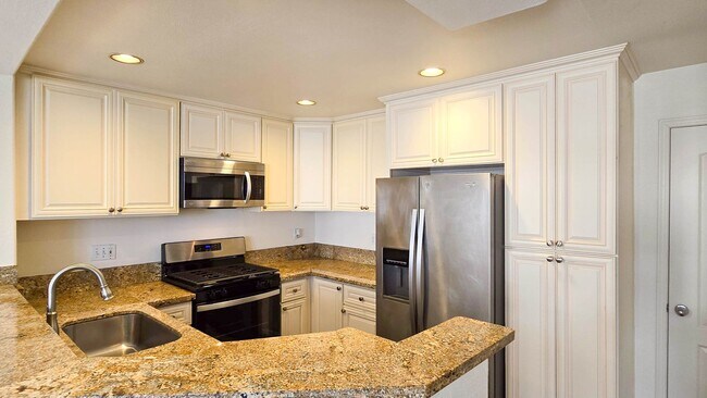Foto del edificio - Updated condo with 2 car garage