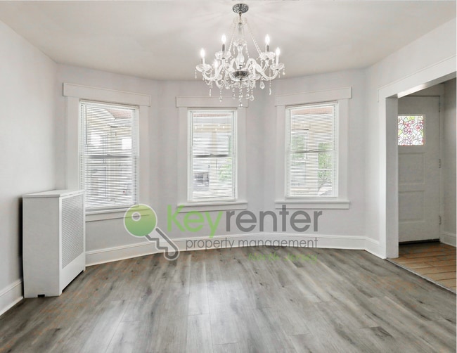 Building Photo - Spacious 3-Bedroom, 2-Bath Apartment with ...