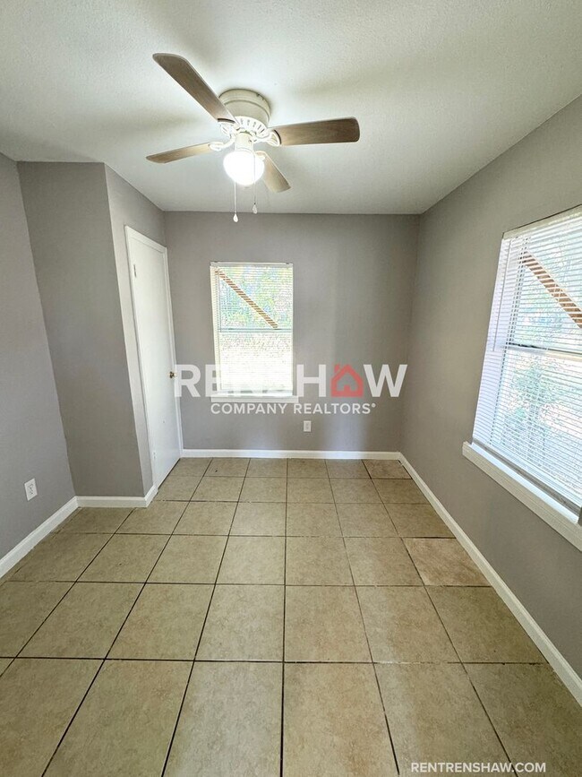 Foto del edificio - Elliston Heights - Charming 2 Bed / 1 Bath...