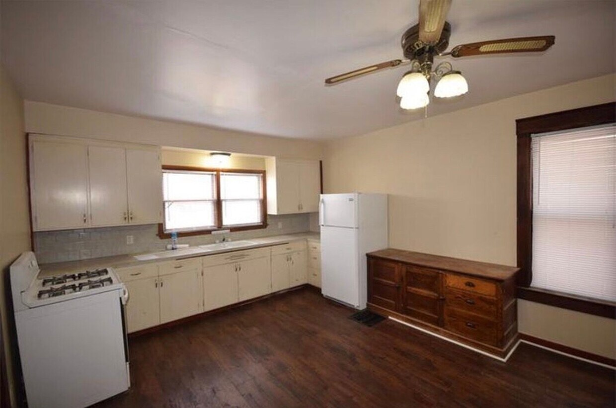 Primary Photo - 302 E. Harrison St