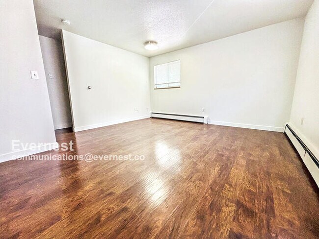 Foto del edificio - 1305 Burton Ct