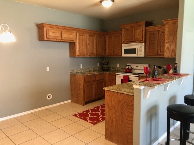 Foto del edificio - $200 off your move in by May 15th! Located in Edgewood Manor and in Mustang School District!, Nea...
