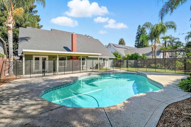 Foto del edificio - Spacious 5-Bedroom Home with Pool in NE Fr...