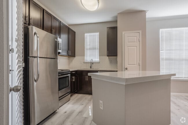 2BR, 2BA - 1150SF - Kitchen - Estates at Fountain Lake