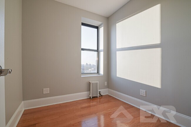 Building Photo - 442 Lorimer St