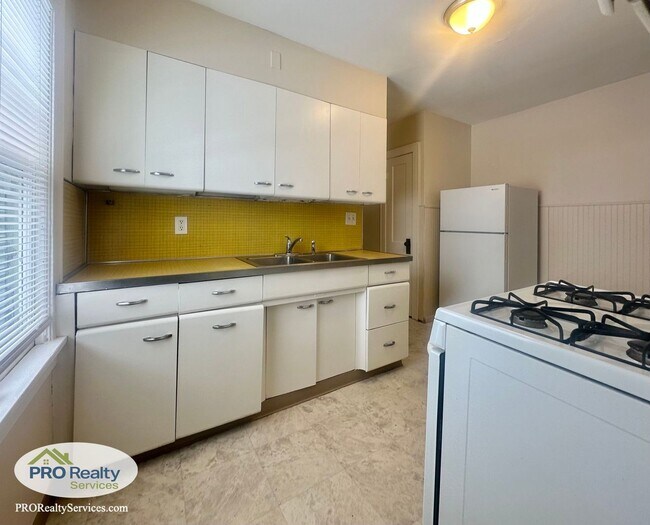 Foto del edificio - 4001-4003 N Bryant Ave