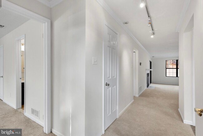 Building Photo - 10 Rittenhouse Ct