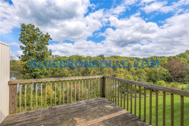 Building Photo - Completely renovated 3 bedroom unit with modern finishes and beautiful views.