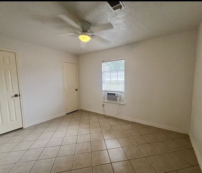 Foto del edificio - 831 Deerpass Dr