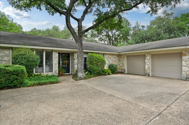 Building Photo - 1300 Pasaguarda Dr
