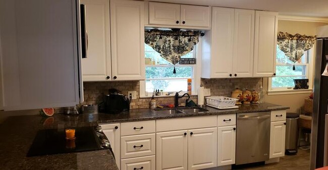Building Photo - 3204 Whitesburg Dr