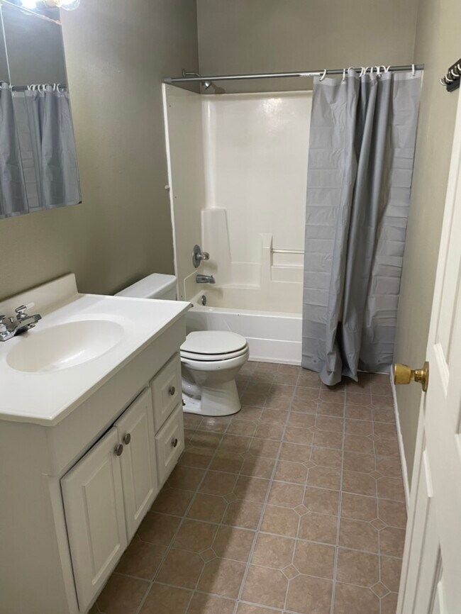 Baño - 2209 Roma Ln