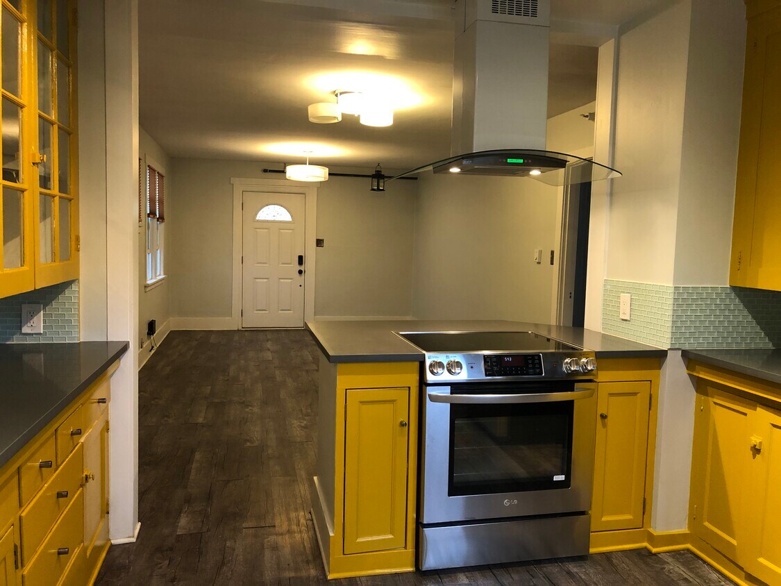 Foto principal - 3811 Aurora Ave N